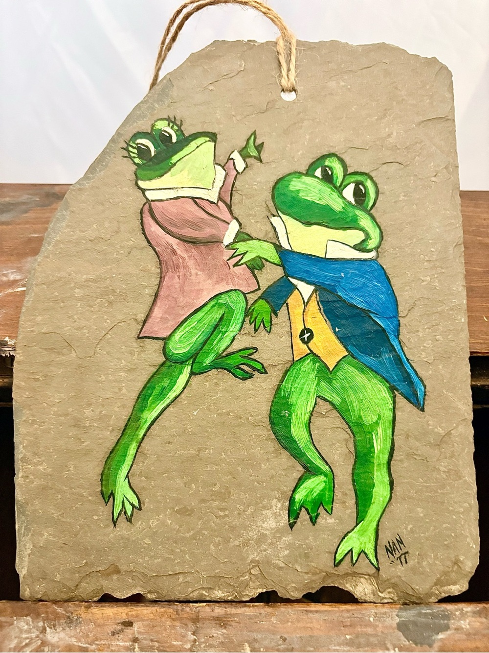 Hand-Painted Folk Art Green Frog Slate Plaque – Decorative Art